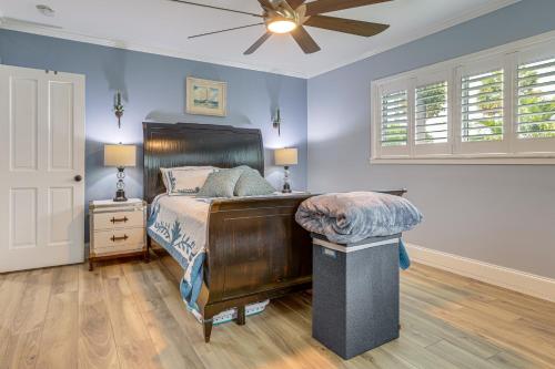 ein Schlafzimmer mit Bett und Deckenventilator in der Unterkunft Jensen Beach Indian River Waterfront Retreat in Eden