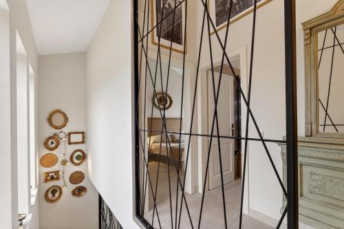 una scala con uno specchio in una casa di Vacation Home Amore a Motovun (Montona)