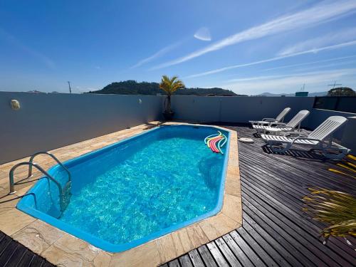 una piscina sul ponte di una casa di Hotel Beach Canasvieiras a Florianópolis