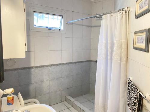 Et badeværelse på Casa con jardín, quincho y piscina privada