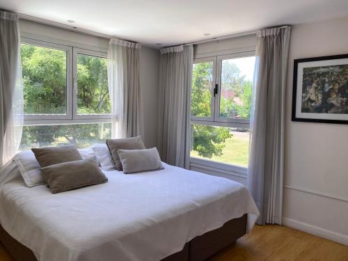 En eller flere senge i et værelse på Casa con jardín, quincho y piscina privada