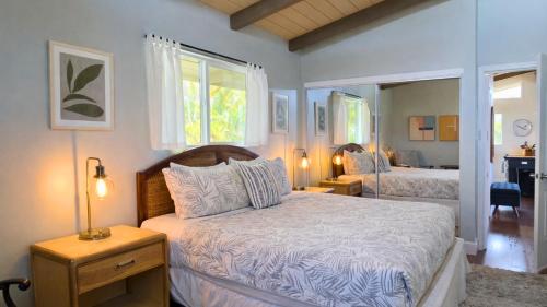 En eller flere senge i et værelse på Walua Hale, By The Trail