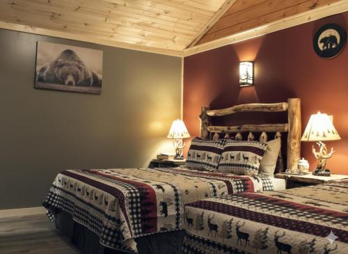 Postel nebo postele na pokoji v ubytování The Sundowner on Lake George