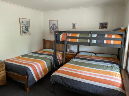 2 letti a castello in una camera con 2 letti di Cakebread Cottage a Encounter Bay