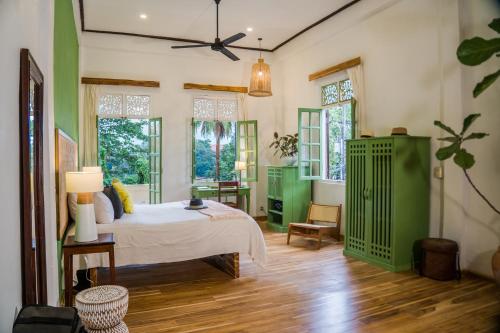 ein Schlafzimmer mit einem Bett und einem grünen Heizkörper in der Unterkunft Baan Samsa in Luang Prabang