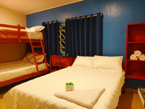 Giường trong phòng chung tại Alojamiento Oslo San Ramón