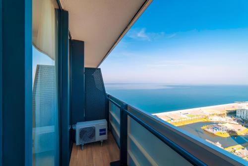 un balcon avec vue sur l'océan dans l'établissement Panorama Batumi Towers, à Batoumi