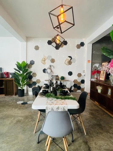 a dining room with a table and chairs at Loft Industrial Petfriendly in Tlaxcala de Xicohténcatl