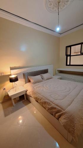 Espacieuse في مراكش: غرفة نوم بها سرير كبير وطاولة