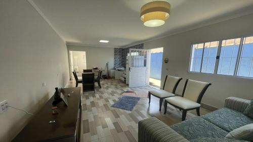 een woonkamer met een bank en een tafel bij Casa Ilha comprida 2 quartos yemar in Ilha Comprida