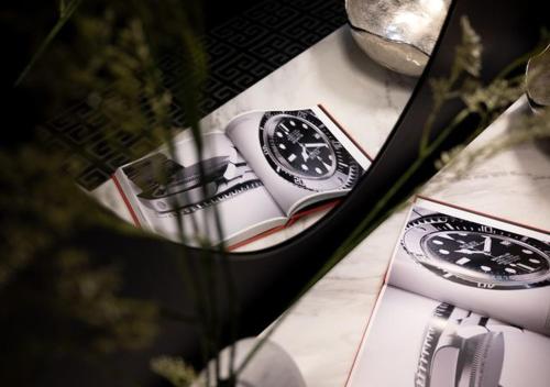 de weerspiegeling van een horloge in een spiegel bij Spice On Broadway in Sydney