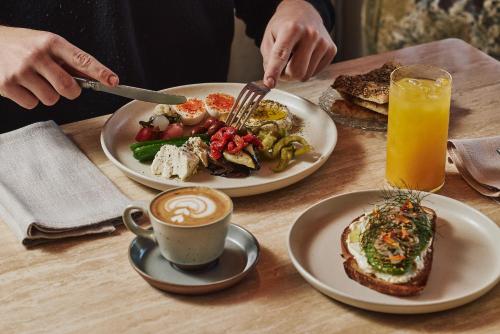 Eten bij of ergens in de buurt van het hotel

