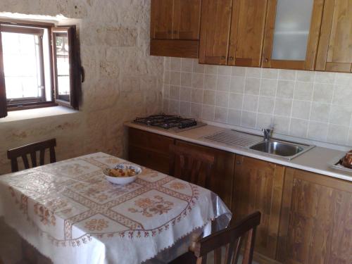 uma cozinha com uma mesa com uma tigela de comida em Casale Valle degli Ulivi em Ostuni