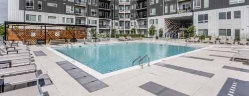 Afbeelding uit fotogalerij van The 513 Flat 2! 1BR, 1Bath Apt with Pool and Riverfront View! Free Gated Parking! Only Steps from The banks & Stadiums! in Cincinnati