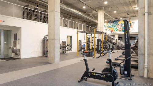 Afbeelding uit fotogalerij van The 513 Flat 2! 1BR, 1Bath Apt with Pool and Riverfront View! Free Gated Parking! Only Steps from The banks & Stadiums! in Cincinnati