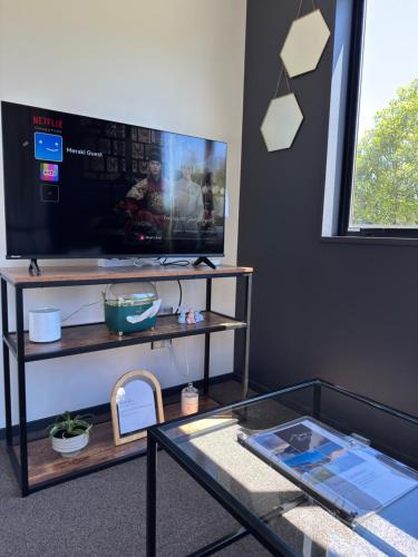 Et tv og/eller underholdning på Meraki Guesthouse