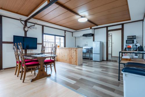 eine Küche und ein Wohnzimmer mit Tisch und Stühlen in der Unterkunft KING DEER - Vacation STAY 67718v in Higashikawa