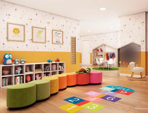 Een kinderkamer met kleurrijke stoelen en een boekenplank. bij Beachfront apartment with swimming pool in Mongaguá