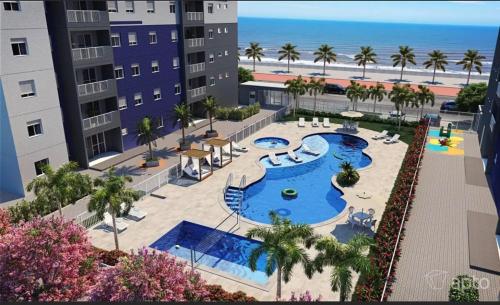 een luchtzicht op een resort met een zwembad en het strand bij Beachfront apartment with swimming pool in Mongaguá