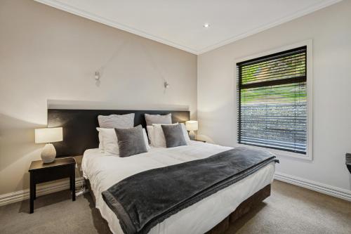 En eller flere senge i et værelse på Cardrona Villa with Pool and Jacuzzi