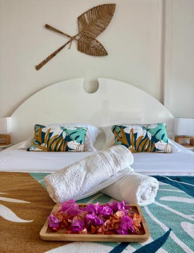 Giường trong phòng chung tại Intimate Bahia - Vue mer et accès piscine