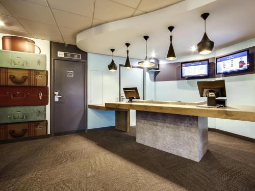 TV a/nebo společenská místnost v ubytování ibis Orleans Centre Gare