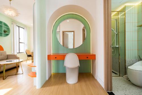 e bagno con specchio e vasca. di Citizen apartment - rivergate ad Ho Chi Minh