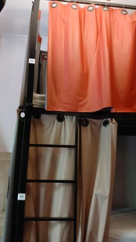 een plank met daarop twee tassen bij Sakura Hostel in Poços de Caldas