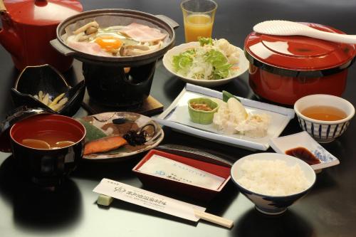 - une table avec divers plats et boissons dans l'établissement Kidoike Onsen Hotel, à Yamanouchi