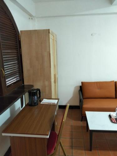 un soggiorno con un tavolo e un divano di The Loft Sihom a Vientiane