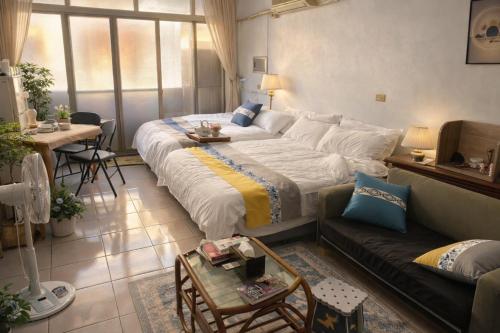 a bedroom with a large bed and a couch at Lukang Hongyu Hostel in Lukang