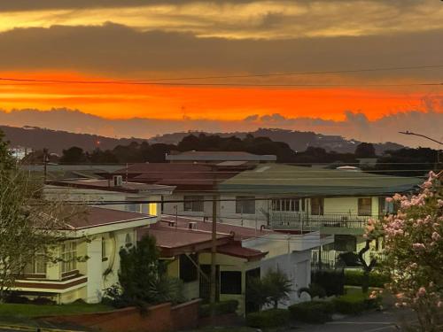 une vue du coucher de soleil sur une ville avec des maisons dans l'établissement XIN Bed&Breakfast, à San José