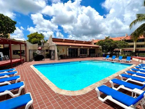 Swimmingpoolen hos eller tæt på Coco Palms Beach Condominium