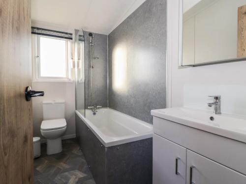 een badkamer met een wastafel, een bad en een toilet bij Meadows Park 3 in Hull