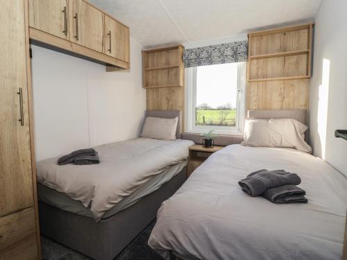 twee bedden in een kamer met een raam bij Meadows Park 3 in Hull