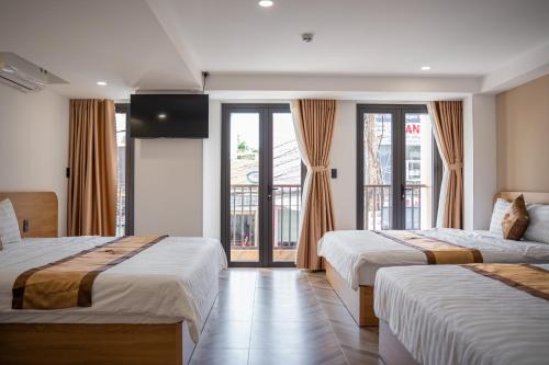 En eller flere senge i et værelse på Anh Khoa Hotel