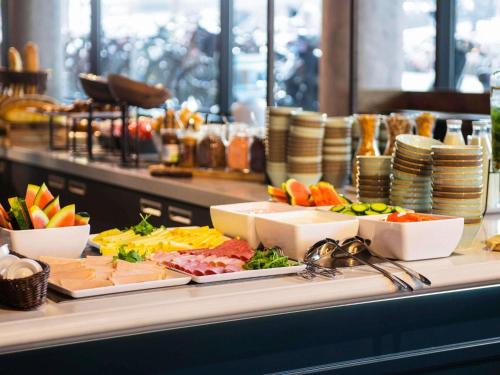 een buffet met verschillende soorten eten op tafel bij ibis Amsterdam Centre in Amsterdam