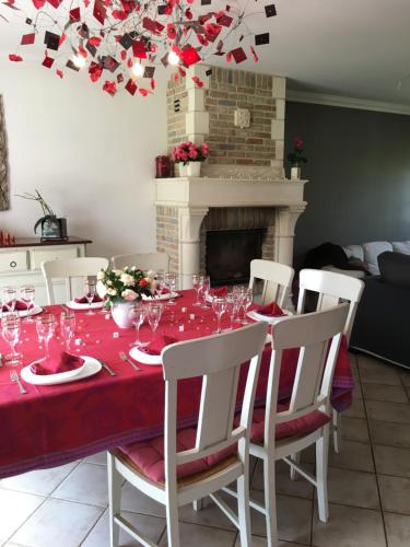 La Maison D'Eliane في اير-سور-لو-ليز: غرفة طعام مع طاولة مع كؤوس للنبيذ عليها