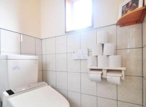 宫古岛女性専用 dormitory all good的带马桶和窗户的白色浴室