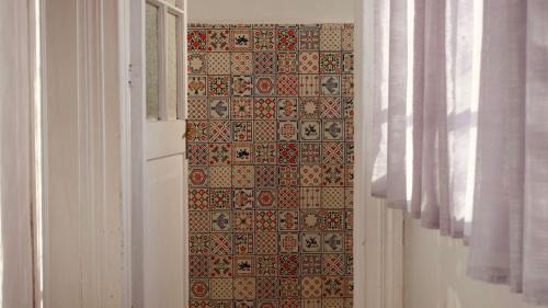 een kamer met een muur met een tegelmuur bij Casa de Huéspedes Providencia Baquedano in Santiago