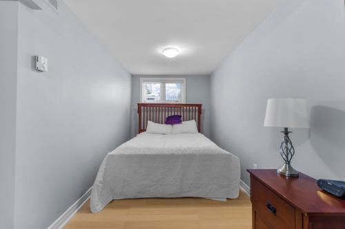 Postel nebo postele na pokoji v ubytování Cozy 2BR Loft Fast WiFi Parking