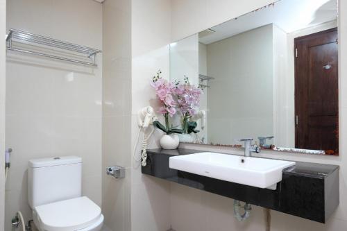 Et badeværelse på Sans Vibes Hotel Seminyak