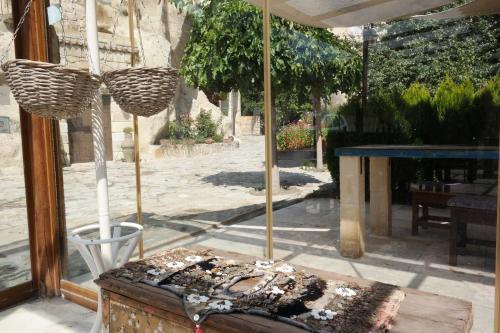 a store window with two baskets on top of a table at Dreams Cave Hotel in Ortahisar