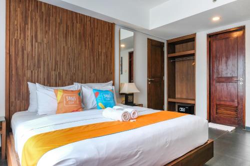 En eller flere senge i et værelse på Sans Vibes Hotel Seminyak