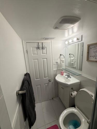 Koupelna v ubytování Modern Downtown Toronto Room with Private Ensuite