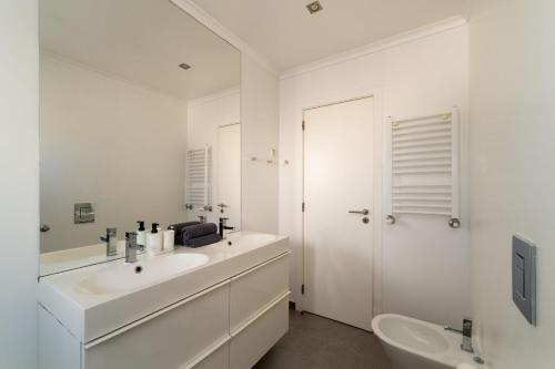 Et badeværelse på São Pedro Beach Villa