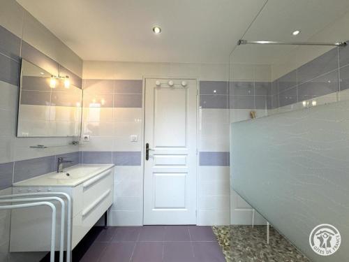 Koupelna v ubytování Charmant gîte en pierre 4 pers avec wifi et parking en Périgord Noir - FR-1-616-540