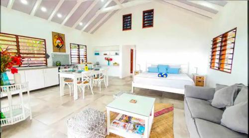 un soggiorno con un divano e un tavolo di Solace On Moso a Moso Island