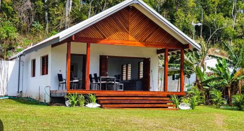 una piccola casa con portico e terrazza di Solace On Moso a Moso Island