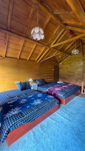 En eller flere senge i et værelse på Quen'z Cabin